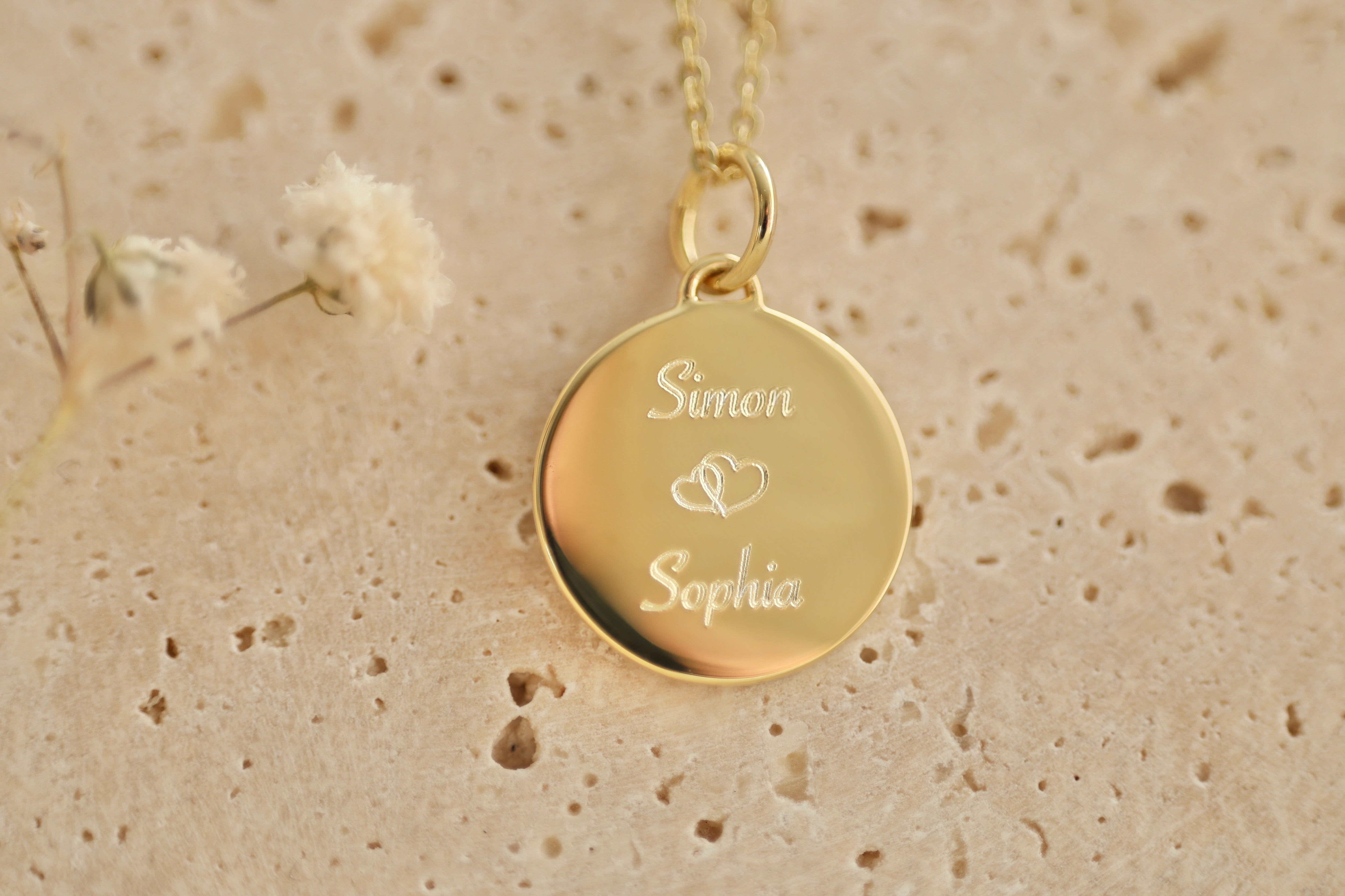 Goldene Halskette mit Namen- und Symbol Gravur.