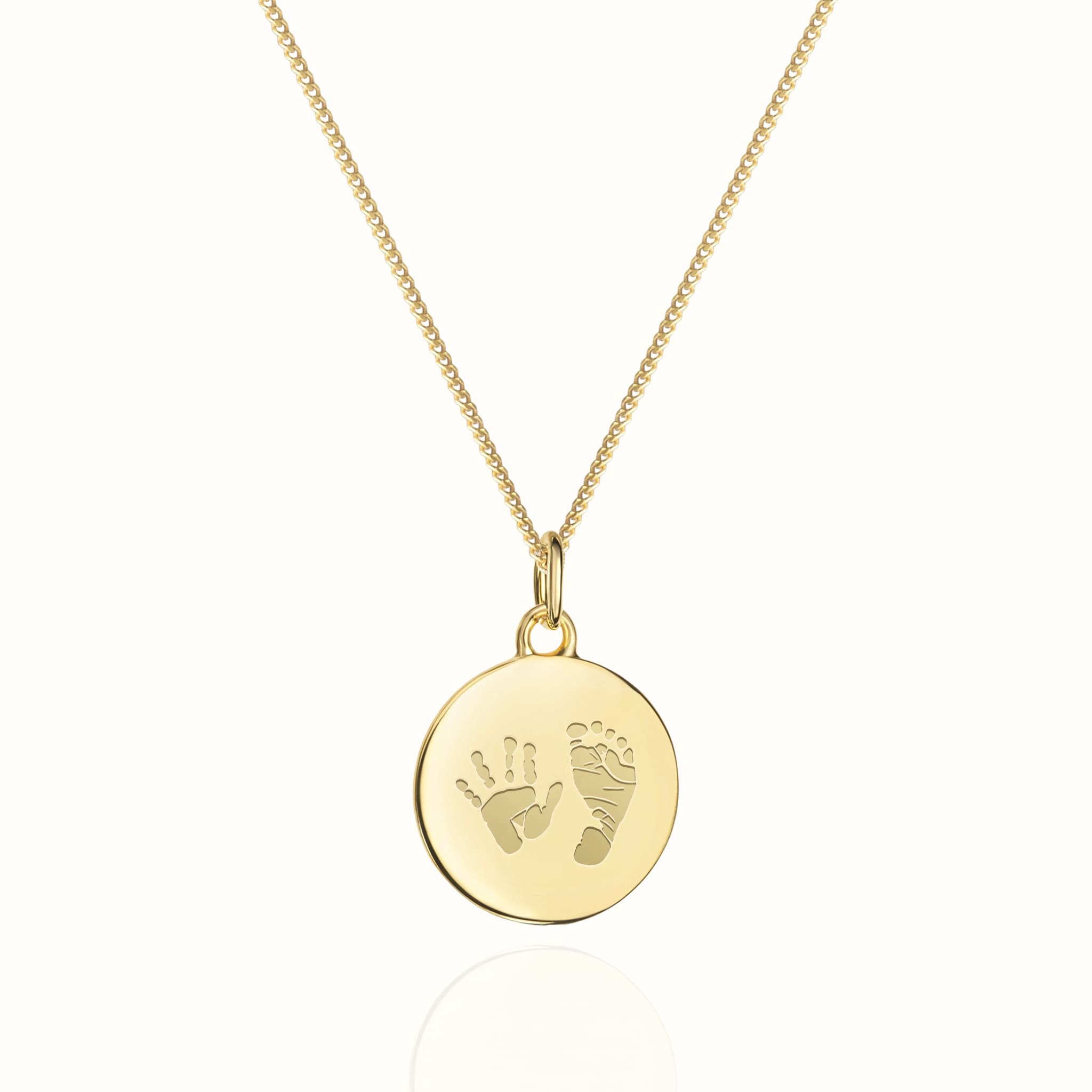 Halskette mit Fußabdruck und Handabdruck Gravur von einem Baby. Die Kette besteht aus 925 Sterlingsilber und ist 14k vergoldet | Emma & Marie