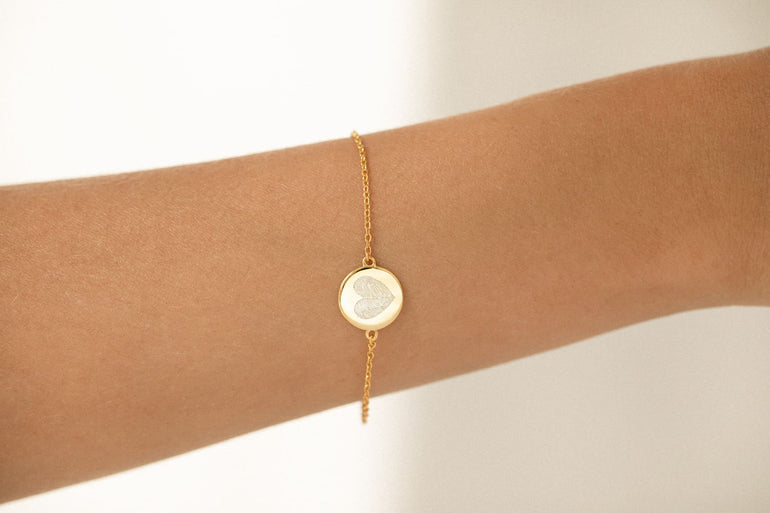 Goldenes Armband mit der Gravur von 2 Fingerabdrücken als Herz