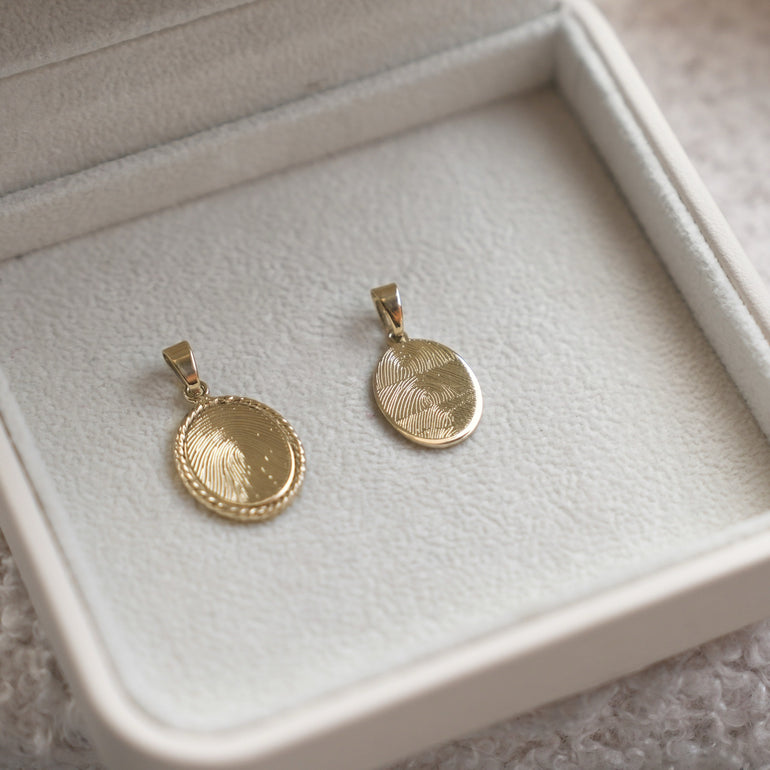 2 Gravuranhaenger aus 333 Gold mit Fingerabdruecken personalisiert