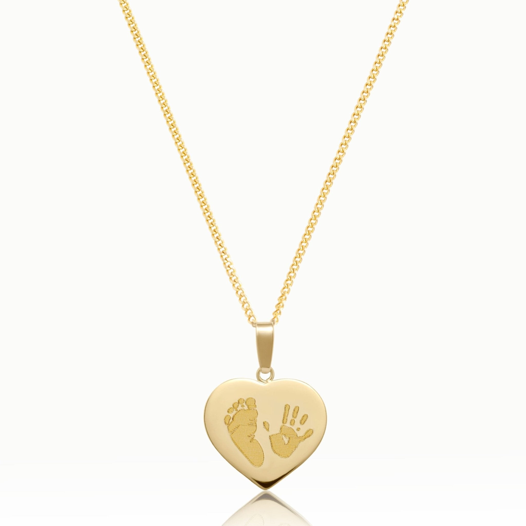 Goldene Halskette mit Herzanhänger und gravierten Handabdruck und Fußabdruck. Das ideale Geschenk zum Muttertag oder zur Geburt. Einzigartiger Schmuck von „Emma & Marie“. 