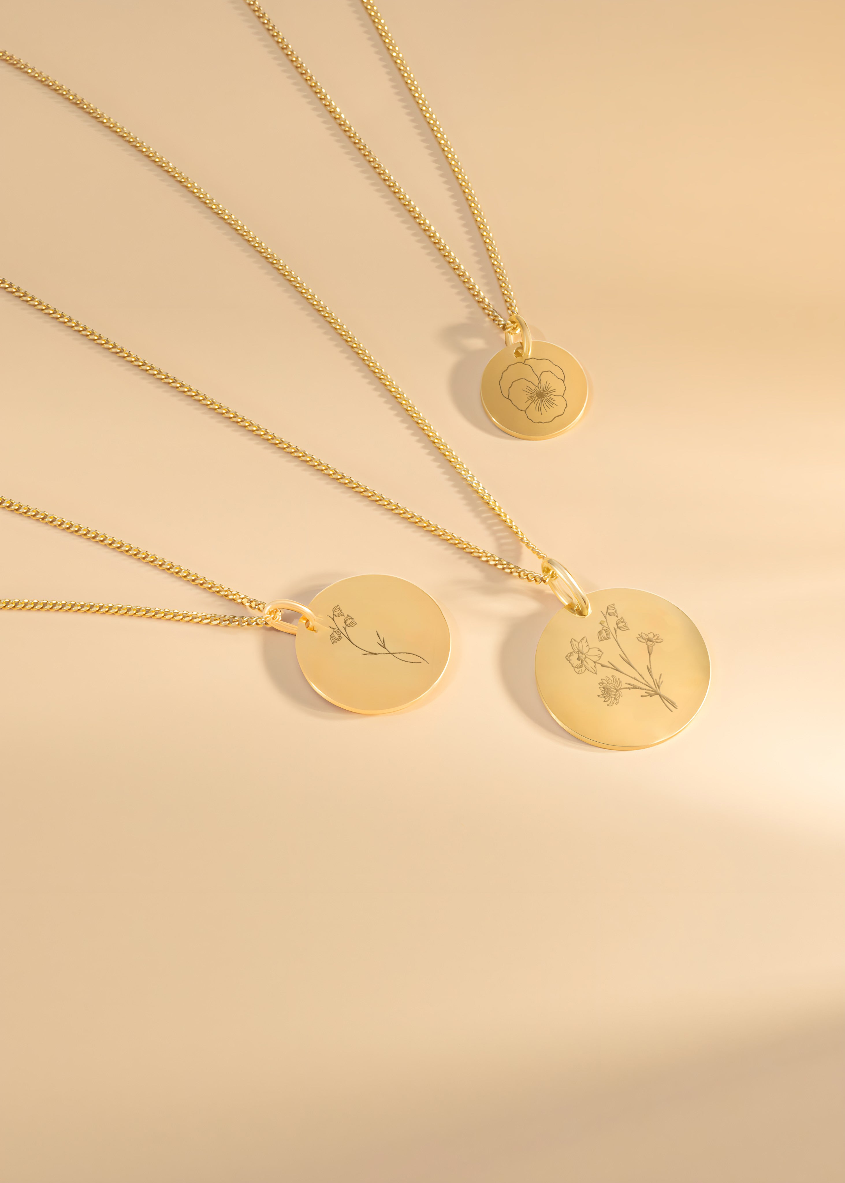 Geburtsblumen Halsketten von „Emma & Marie“. Personalisierte Halsketten in Gold mit Geburtsblüte, Geburtsblumenstrauß und Geburtsblume. 