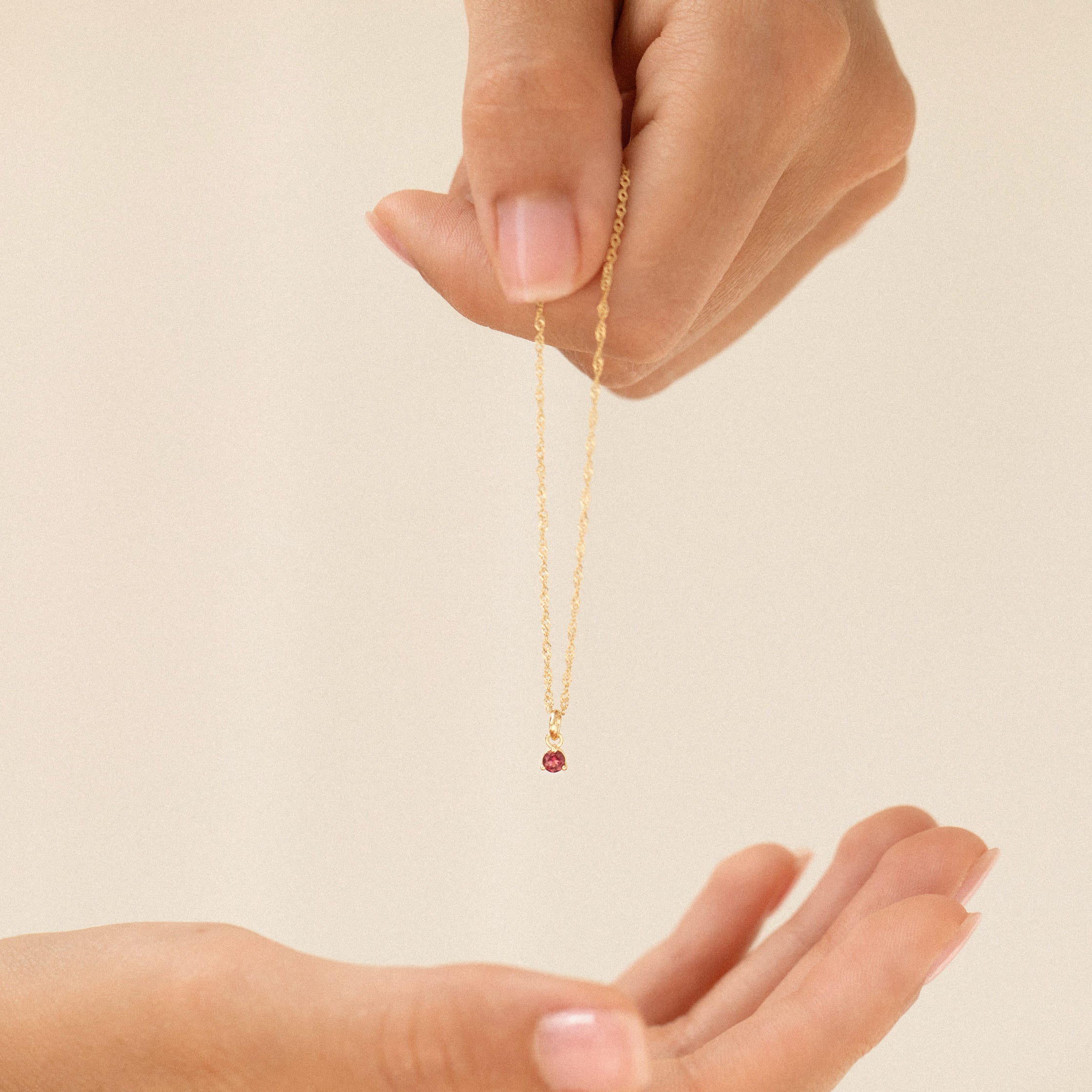 Halskette mit funkelnden Geburtsstein. Aus echten Edelsteinen gefertigt.