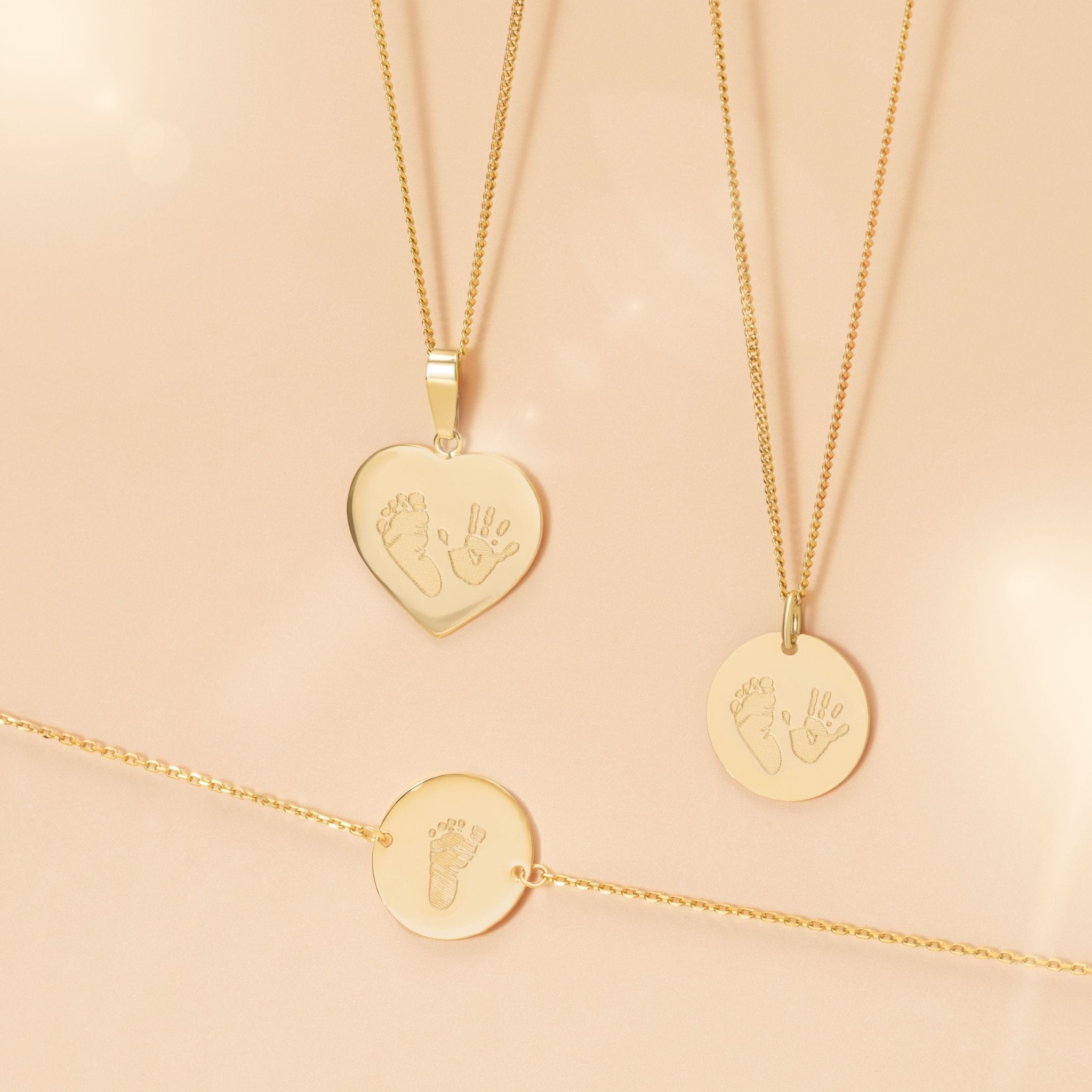 Personalisierte Herz-Halskette, Coin-Halskette und Coin-Armband mit Handdrücken und Fußabdrücken. Das ideale Geschenk zur Geburt oder zum Muttertag. Emma & Marie