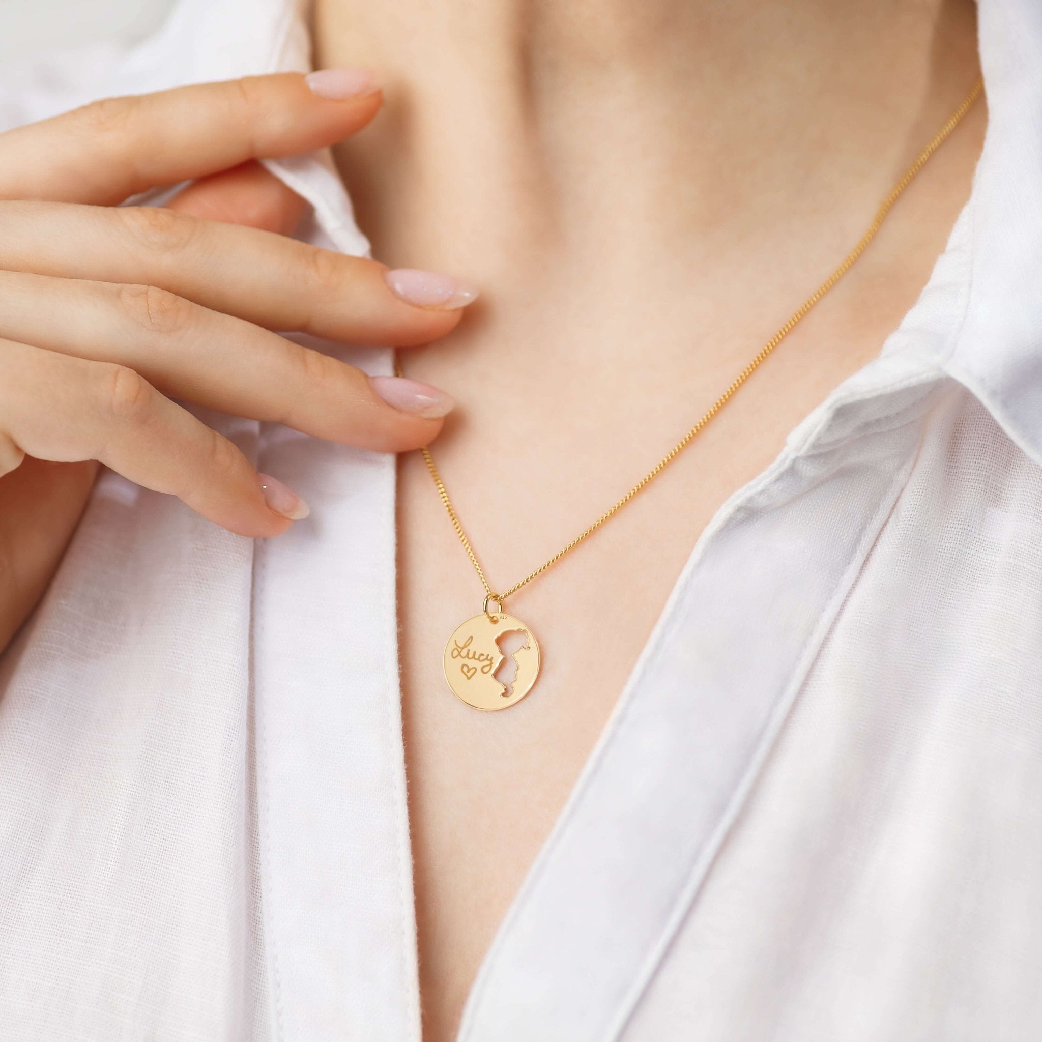 Halskette für Mamas in Gold. Die Halskette hat einen Anhänger in Mädchenform und eignet sich als Geschenk zum Muttertag. Graviert von „Emma & Marie“