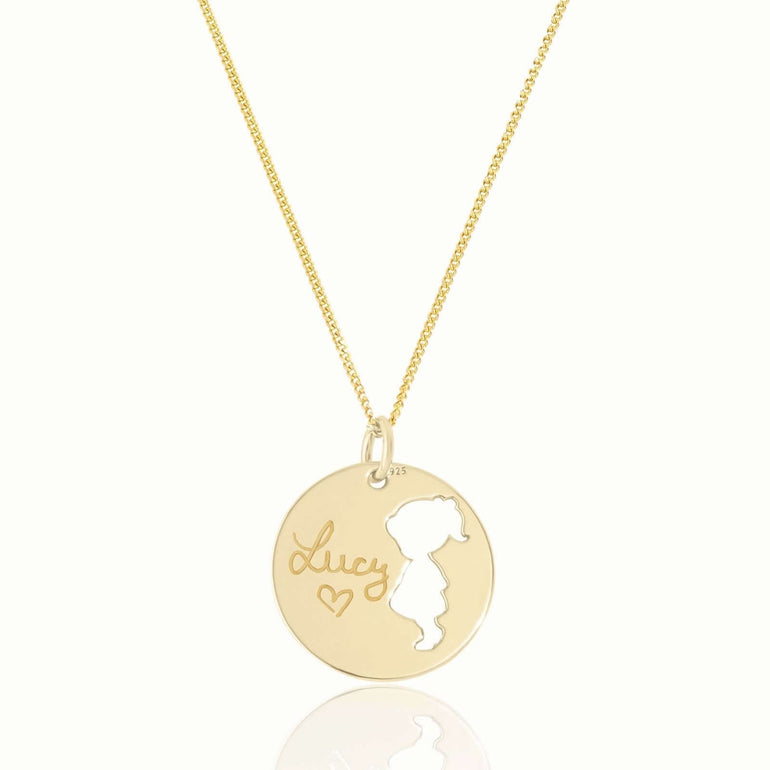 Halskette mit Mädchen Anhänger in Gold. Personalisierte Halskette mit Gravur von „Emma & Marie“. Das perfekte Geschenk für Mütter zum Muttertag.